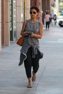 Emmanuelle Chriqui feet photo thumbnail