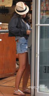 Emmanuelle Chriqui feet photo thumbnail