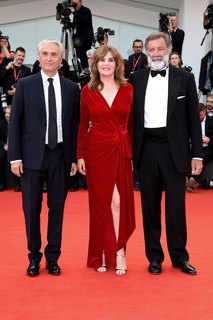 Emmanuelle Seigner feet photo thumbnail