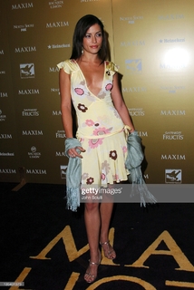 Emmanuelle Vaugier feet photo thumbnail