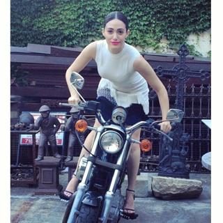 Emmy Rossum feet photo thumbnail