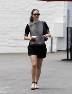 Emmy Rossum feet photo thumbnail