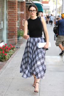 Emmy Rossum feet photo thumbnail