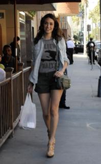 Emmy Rossum feet photo thumbnail