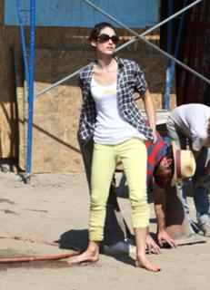 Emmy Rossum feet photo thumbnail