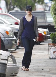 Emmy Rossum feet photo thumbnail
