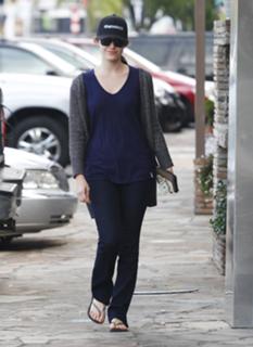 Emmy Rossum feet photo thumbnail