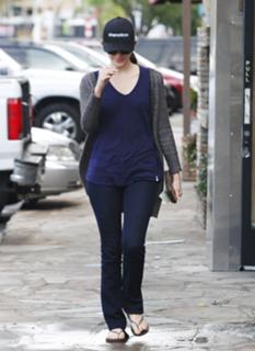 Emmy Rossum feet photo thumbnail