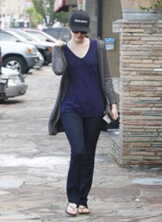 Emmy Rossum feet photo thumbnail