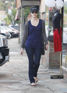 Emmy Rossum feet photo thumbnail