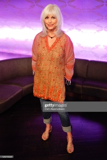 Emmylou Harris feet photo 4