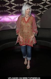 Emmylou Harris feet photo 2