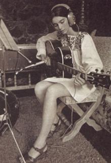 Emmylou Harris feet photo 14
