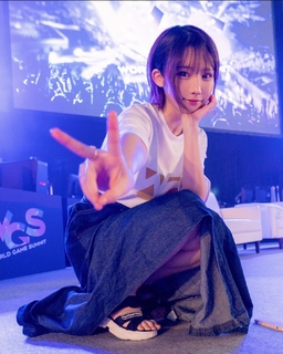 Enako feet photo 2