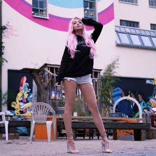 Enisa Bukvic feet photo thumbnail