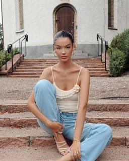 Enisa Bukvic feet photo thumbnail