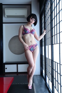 Eri Kitami feet photo thumbnail