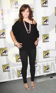 Erica Durance feet photo thumbnail