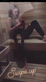 Erika Costell feet photo thumbnail