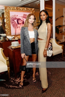 Erika Costell feet photo thumbnail