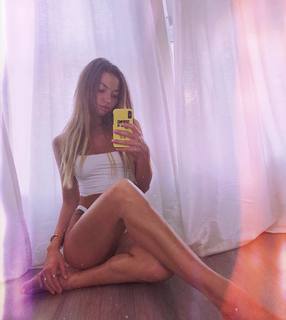 Erika Costell feet photo thumbnail