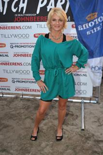 Erika Eleniak feet photo thumbnail