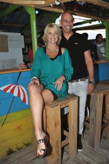 Erika Eleniak feet photo thumbnail