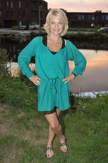 Erika Eleniak feet photo thumbnail