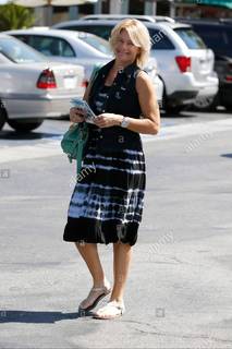 Erika Eleniak feet photo thumbnail