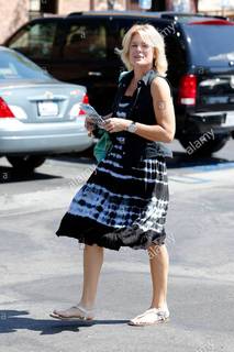 Erika Eleniak feet photo thumbnail