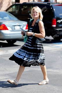 Erika Eleniak feet photo thumbnail