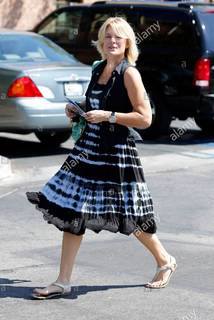 Erika Eleniak feet photo thumbnail