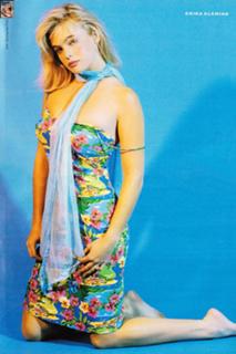 Erika Eleniak feet photo thumbnail