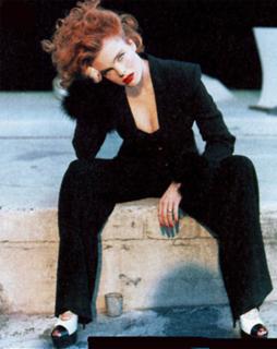 Erika Eleniak feet photo thumbnail
