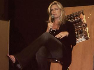 Erika Eleniak feet photo thumbnail