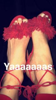 Erin Andrews feet photo thumbnail