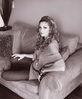 Erin Andrews feet photo thumbnail
