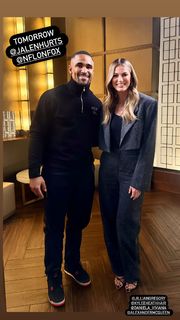 Erin Andrews feet photo thumbnail