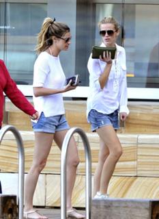 Erin Andrews feet photo thumbnail