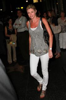 Erin Andrews feet photo thumbnail