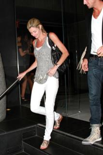 Erin Andrews feet photo thumbnail