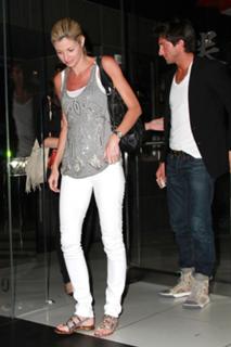 Erin Andrews feet photo thumbnail