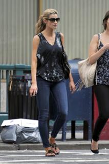 Erin Andrews feet photo thumbnail