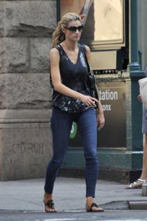 Erin Andrews feet photo thumbnail