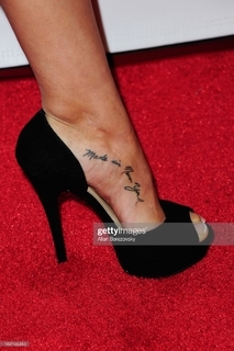 Erin Cahill feet photo thumbnail