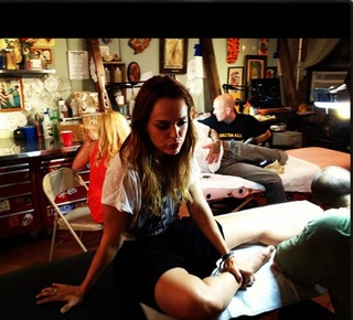 Erin Cahill feet photo thumbnail