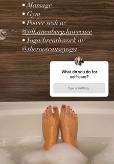 Erin Coscarelli feet photo 15