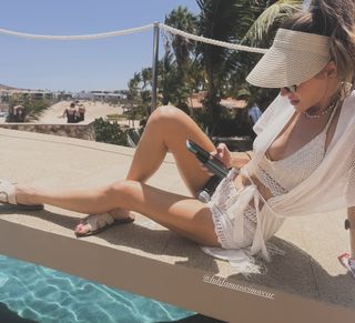 Erin Coscarelli feet photo 2