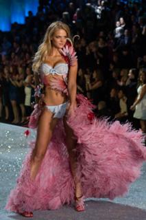 Erin Heatherton feet photo thumbnail