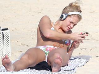 Erin Heatherton feet photo thumbnail